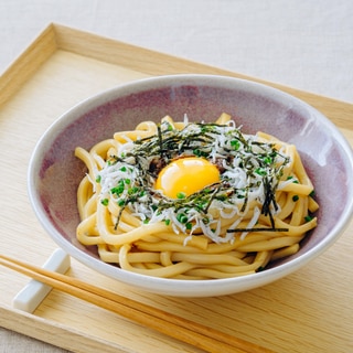 やみつき！黒酢としらすの釜玉うどん